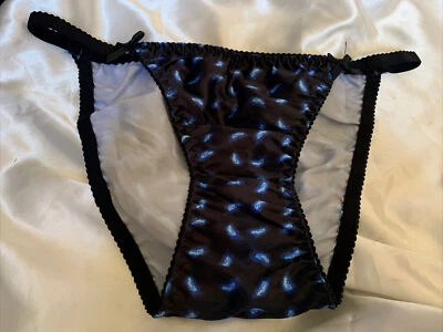 Nuevo sin etiquetas Hecho a mano Talla L Satén Cuerda Bikini Sissy Bragas Brillante Azul Llamas Estampado Foto 1 de 4