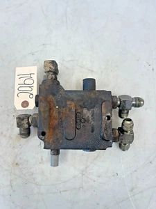 Bloque de válvula hidráulica cargadora de dirección deslizante Gehl 5635 SX 39055-310 - Imagen 1 de 12