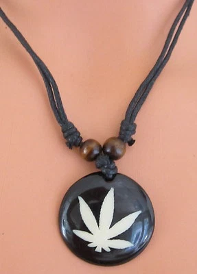 ЛИСТЬЯ МАРИХУАНЫ КАННАБИС Трава ДЕРЕВЯННЫЕ БУСИНЫ Серфер Колье Adj. ШНУР ОЖЕРЕЛЬЕ - Изображение 1 из 4