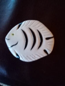 Keramik schwarz und weiß Fisch Pin - Bild 1 von 8