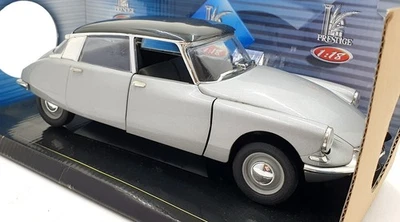 Solido 1/18 Scale 8033CG - Citroen DS19 Berline 1963 - Silver - Image 1 of 4