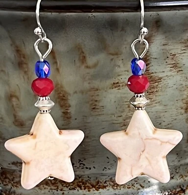 Pendientes colgantes festivos de cuentas de plata. Patriótico. Rojo blanco y azul. Estrella de marfil Foto 1 de 3
