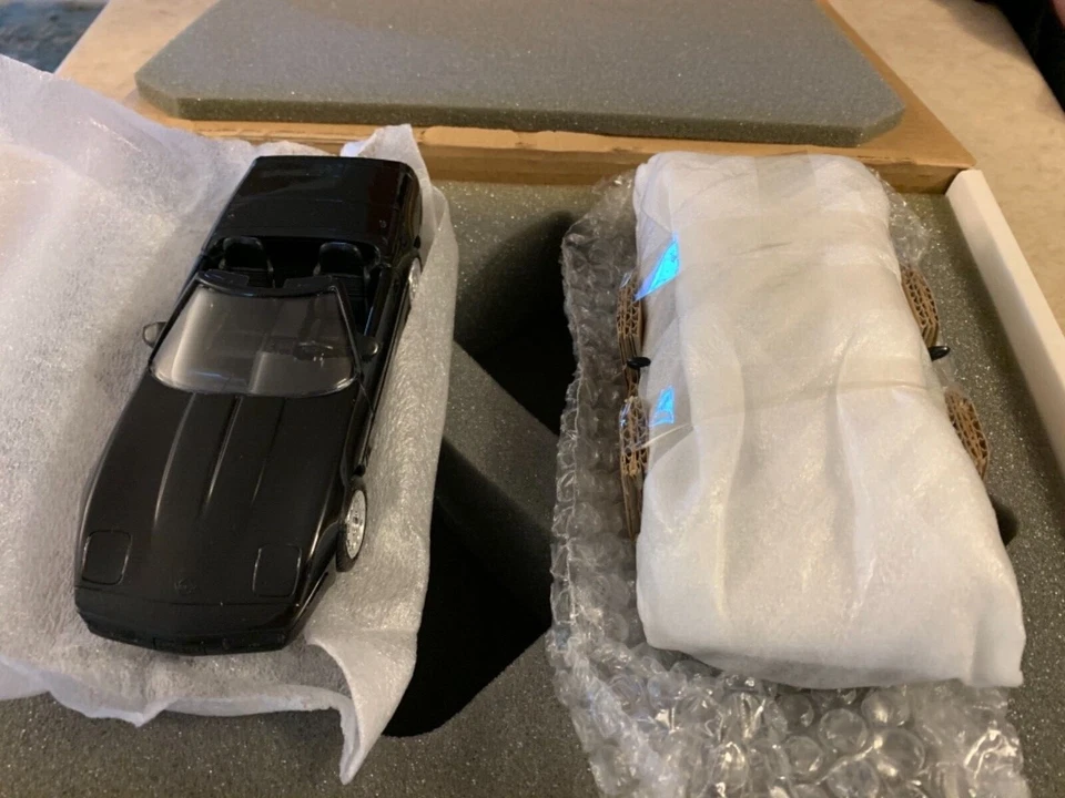 Ertl Motor Trend Promo Paquete de 2 Corvette 45 Aniversario Sin usar, en caja Foto 1 de 4