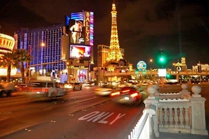  Las Vegas Strip Traffic original handsigniertes Giclée Foto von Arnold - Bild 1 von 2