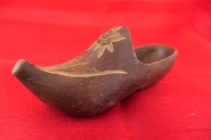 Geschnitzter hölzerner Miniatur Souvenirschuh Clog, Montreux, Schweiz. - Bild 1 von 10