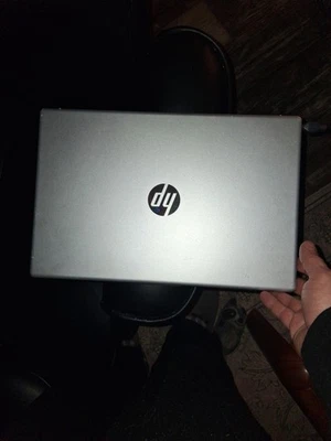 PC portátil HP 15,6 pulgadas 15-FD0084WM modo Windows 11 S, 128 GB, plateada Foto 1 de 2