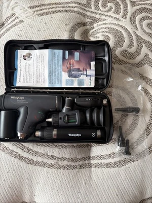 Oftalmoscopio Welch Allyn PanOptic 11820 con otoscopio y mango recargable Foto 1 de 4