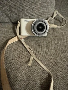Nikon 1 J1 10.1 MP Mirrorless Digital Camera - Picture 1 of 4