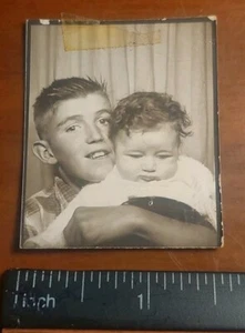 Vintage Photobooth Photo Young Boy Holding Chubby Baby Sibling Spiky Gel Hair - Foto 1 di 2