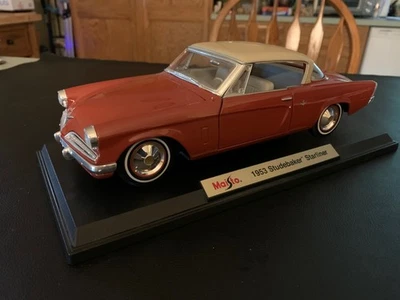 Maisto Deluxe Edition 1:18 1953 Studebaker Starliner Red - Image 1 of 4