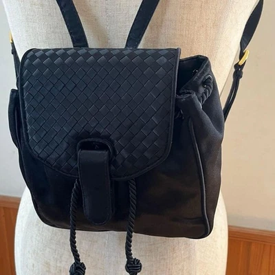 Mini Mochila Bottega Veneta Negra Satinada Intrecciato De Colección Auténtica Foto 1 de 4
