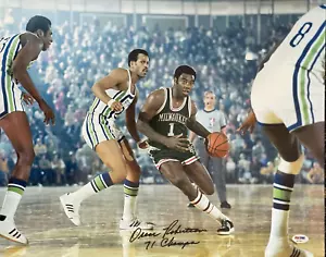 Oscar Robertson Autographed 16x20 Basketball Photo (PSA) - Picture 1 of 1