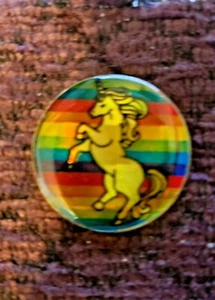 Vintage Emaille Einhorn Regenbogen Hintergrund reflektierende Hutnadel Größe 1" Durchmesser - Bild 1 von 1