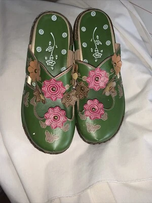ZUECOS MULA LIGEROS DE IMITACIÓN DE CUERO VERDE ADORNADOS FLORALES TALLA 9 1/2-10 Foto 1 de 4