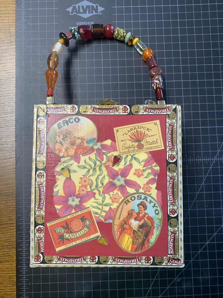 Cartera caja cigarros vintage roja floral decoupage mango con cuentas única Foto 1 de 4
