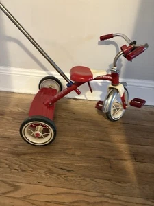 Radio Flyer 34T Triciclo Clásico con Marco de Acero con Mango de Empuje de 3 Posiciones, Rojo - Imagen 1 de 11