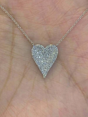 Colgante de oro blanco de 14 quilates con forma de corazón de diamantes de corte redondo D/VVS1 de 2 quilates sobre cadena gratis Foto 1 de 4