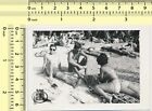 099 Scène de plage hommes sans chemise protège-nez bikini femmes photo vintage