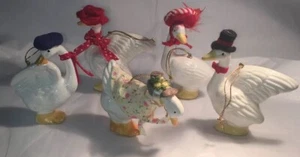Lot vintage de 5 ornements de Noël oie en vêtements chapeaux capot céramique ferme - Photo 1/8