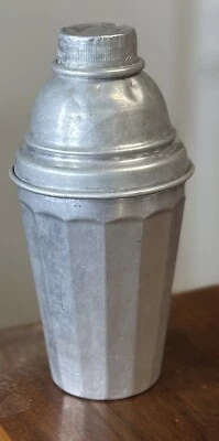 Coctelera exprimidora de limón de aluminio de 8” de alto de los años 40’s o 50’s Foto 1 de 4