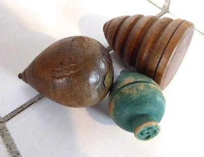 3 Kreisel Antikspielzeug Wurfkreisel? Peitschenkreisel? 5,2 - 6,3 cm hoch (1) - Bild 1 von 3