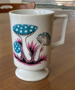 Vintage Fußbecher oder Teetasse mit blauen Tupfen Pilzen, rosa Hintergrund - Bild 1 von 2
