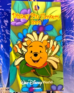 💮 RARO Winnie the Pooh Bear Disney 2004 Disney Prendedor Flores Búsqueda LE 2500 Prendedor - Imagen 1 de 3