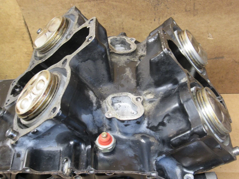 Honda VF700S 1984 caja de motor sable caja de manivela cilindros pistones 11000-MB1-870 Foto 1 de 4