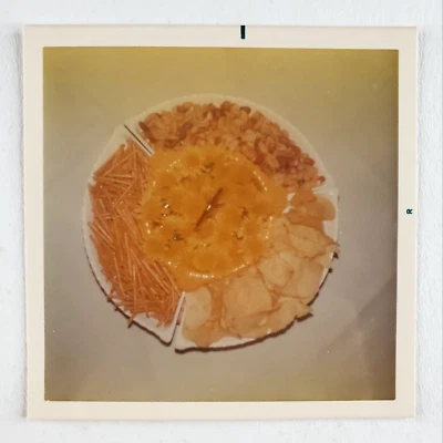 Foto instantânea bandeja de lanche monocromática década de 1960 chips pretzels nozes natureza morta B906 - Imagem 1 de 4