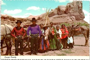 Navajo Familie im Reservat - Pferde & Wagen - Vintage Postkarte ohne Post - Bild 1 von 2