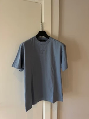 Camiseta Louis Vuitton em relevo logotipo LV algodão azul tamanho M - Imagem 1 de 4