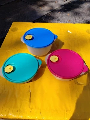 Juego de 3 cuencos mezcladores Tupperware 2640B 2541B y 2642B con tapas ventiladas Foto 1 de 4