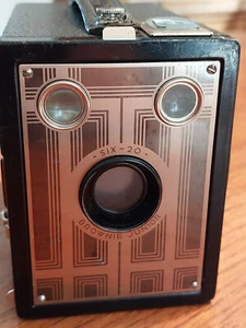 KODAK BROWNIE JUNIOR SIX-20, Vintage Box-Kamera mit Art-Deco-Front - Bild 1 von 10