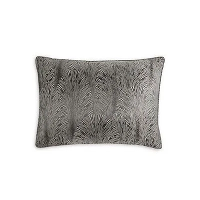 Abanico decorativo texturizado metálico Hudson Park Collection almohada king simulada 36x20 Foto 1 de 4