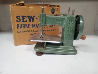 Máquina de coser portátil de manivela de metal verde para niños SEW RITE de colección con caja Foto 1 de 4