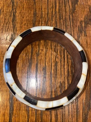 Brazalete grueso ancho madreperla interior madera blanco y negro Foto 1 de 4