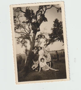 Foto guapa mujer en un árbol Moda sonrisa vestido inusual de colección - Imagen 1 de 2