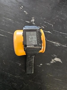 Läuft Diesel DZ-7122 schwarz Quarz Uhr Digital Leder DZ7122 kleiner Kratzer - Bild 1 von 9