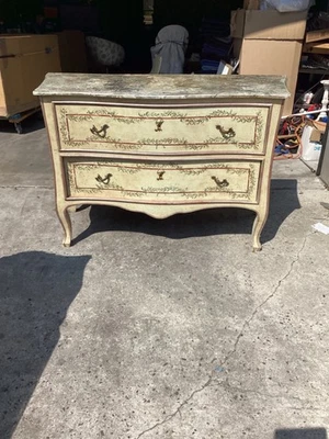 Cómoda serpentina estilo rococó italiano pintada a mano Foto 1 de 4