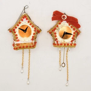 2 Vintage verzierte Kuckucksuhr Stecknadel Weihnachtsschmuck Pailletten Goldrand LESEN - Bild 1 von 18