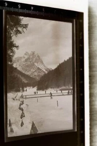 stupendo vecchio negativo - montagna, neve, pista di pattinaggio - bandierine Agfa - anni 20-30 - Foto 1 di 4