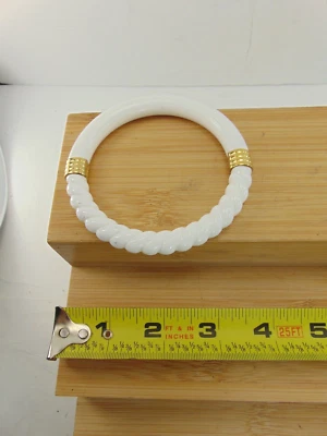 ВИНТАЖНЫЙ 1950-1960-Х TRIFARI ЗОЛОТИСТЫЙ МЕТАЛЛИЧЕСКИЙ И БЕЛЫЙ БРАСЛЕТ - ОЧЕНЬ РЕДКАЯ - Изображение 1 из 2