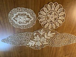 Tapetes de encaje de ganchillo lote mixto 3 medianos beige decoración artesanía de colección - Imagen 1 de 9