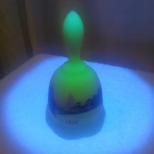 Vintage 1978 Fenton Pudding Satin 6" Glocke mit Kirche Winterszene UV reaktiv signiert - Bild 1 von 9