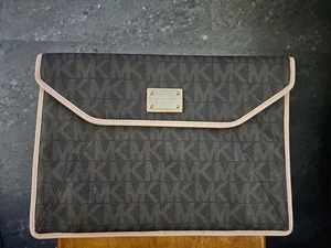 Michael Kors Leder Laptophülle - Dual Snap Closures - Iconic MK Canvas - Bild 1 von 5