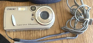 Sony Cyber-shot 5.0 Mega Pixel DSC-P92 MPEGMOVIE VX 2 Memory Stick, Cavo - Foto 1 di 7