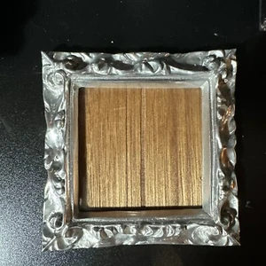 Marco de fotos Artesanías ornamentado vintage aspecto de peltre respaldo de madera 7x7 - Imagen 1 de 7