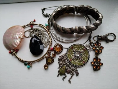 VINTAGE & CONTEMPORARY STYLISH LOT of VARIOUS PIECES OF COSTUME JEWELERY  - Image 1 of 4