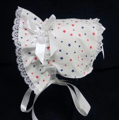 Gorro de bebé blanco con estrellas rojas y azules Foto 1 de 3