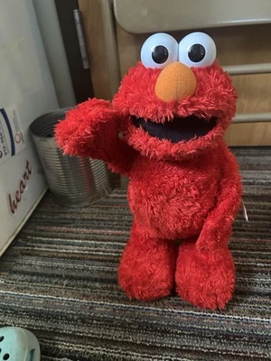 Peluche de colección Tickle Me Elmo 2005 Sesame Street 15" Laugh Talk Walk TMX Foto 1 de 4